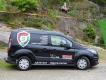 W nawi�zaniu do wcze�niejszego zdj�cia upolowanych warchlak�w: a oto samoch�d jednej z firm my�liwych zawodowych. Drugi od g�ry napis "skyddsjakt" oznacza 'polowanie na szkodniki' - przede wszystkim dziki, ale oni eliminuj� wszystkie gatunki �owne, a za zgod� odpowiednich urz�d�w r�wnie� gatunki chronione sprawiaj�ce szkody. I mog� stosowa� metody zabronione dla my�liwych-amator�w, jak r�wnie� za zgod� ww urz�d�w nie dotycz� ich okresy ochronne. I grupa takich exterminator�w pozbawi�aby mnie dzik�w zapewne do jesieni, i to na m�j koszt!!
W tle przestrzenne tarcze do �wicze� �ucznik�w.