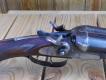 Husqvarna z 1915 roku. Kaliber '14', ale wg funta szwedzkiego nieco lejszego od brytyjskiego - tzn trzeba stosowa uski mosine '14' - bo tekturowe s ciut za grube. Ale Husqvarna zakoczya produkcj broni w tym kalibrze kilka lat wczeniej. Prawdopodobnie podczas pierwszowojennych niedoborw wykorzystano zalegajce na skadzie lufy w kalibrze wychodzcym z uycia, i z braku innych czstszych kalibrw uyto to, co mieli. Obecnie nikt takich naboi nie produkuje, a same uski na zamwienie zrobi angielski KYNOCH - wciekle drogie. I kilka maych firm w Rosji. Kurkwka - a Husqvarna ju wczeniej zakoczya ich produkcj, wytwarzaa nowoczeniejsze strzelby z kurkami wewntrznymi tj niewidocznymi. Prawdopodobny powd - jw. Bro bardzo prosta, bez adnych zdobie, typowy 'w roboczy'. Wg oznacze ma czok w lewej lufie - ale niemierzalny, liczne strzay wytary go cakowicie. Bro cay czas w rkach tej samej rodziny. Wg pamitnikw myliwskich wystrzelia co ponad 58 tysicy naboi, upolowano ni niedwiedzia, kilkanacie osi i kilkaset fok. I pewnie ze 20 tysicy zwierzyny drobnej i ptactwa.. Przechowywana w starym kuferku na bro, ale po ksztatach wydre na lufy i osad wida, e po innej broni. Cho rwnie Husqvarnie. I zachowaa si oryginalna metryczka broni. Niestety nie na sprzeda..
