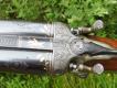Bayard, kaliber 16/65. Wg oznacze produkowany w latach 1910-1924, ale wg sw waciciela kupiony w 1913 roku w Warszawie, w Rosji. I wg dziennikw myliwskich wszystkich jej uytkownikw ta bro wystrzelaa 47.387 naboi - tyle, e nie notowano, ile z ktrej lufy. W lewej kiedy by czok - ale obecnie niewyczuwalny, wytar si.