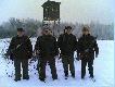 Poluj�ca rodzina Lis�w.
Pierwszy z lewej dziadek Julian-najstarszy z poluj�cej rodziny oraz dwaj synowie
Piotr i Stanis�aw oraz ja Rafa� syn Stasia.