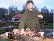 A Rysiek nas go�ci� i go�ci�.... a� do rana. To on piecze najlepsze dziki