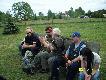 Izb t�umaczy , jak nale�y strzela� aby nie trafia�.Na codzie� jest bardziej �yczliwy.