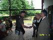 Rafa� zawsze honorowo , �ciska r�k� burmistrzow�.
